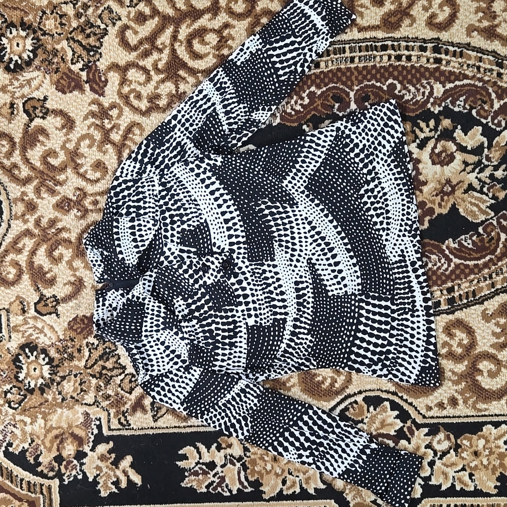 Vintage 70s Polyester Blouse Shirt Daggar Collar Abstract Black and White 1970s
